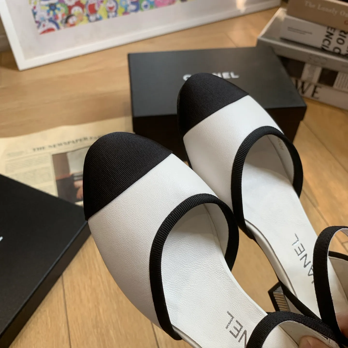 👟👟Ex-factory price 520👟👟 🍀Chanel Xiaoxiang 25ss early spring new model, diamond pattern, thick heel Mary Jane shoes, retro French elegance, full of high-end sense, diamond hollow Mary Jane sandals, a very popular pair of sandals recently! The exposed-leg design directly lengthens your legs! Very white fairy style. A complete interpretation of French romance! Soft and delicate, the foot feels 100% comfortable, beautiful and ultra-feminine at the same time, ▪Fabric: Made of original imported cowhide ▪Inner foot pad: sheepskin ▪Sole: Original customized Italian leather outsole ▪Size: 35-39 (40 41 custom-made, non-refundable) 👉